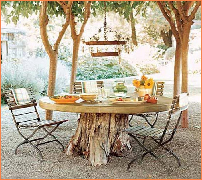 Round Outdoor Dining Tables