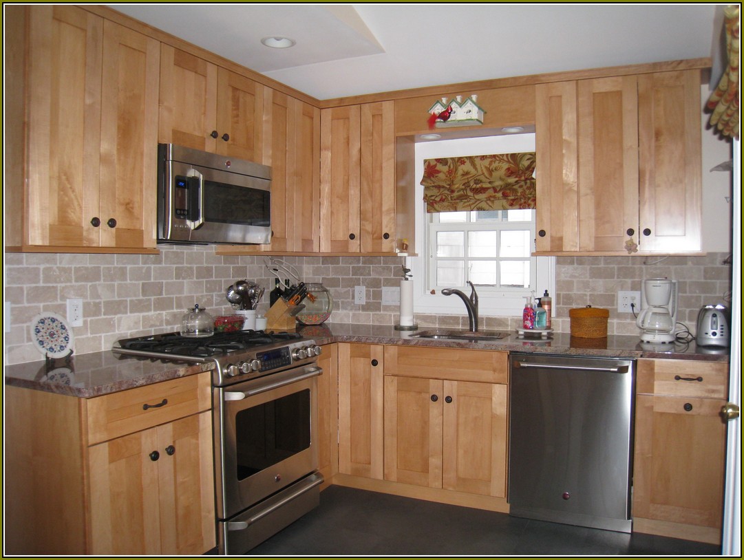 Maple Kitchen Cabinets Backsplash