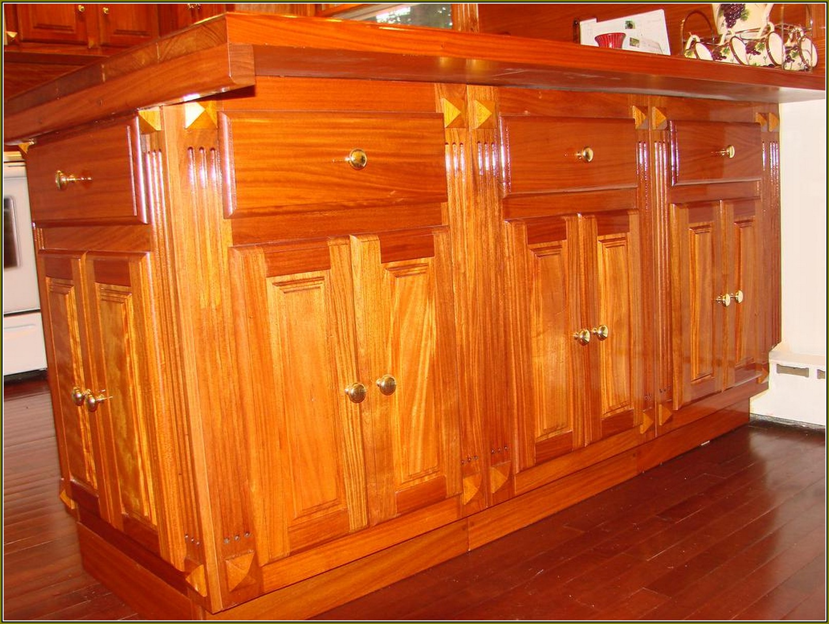 Pictures Of Mahogany Kitchen Cabinets